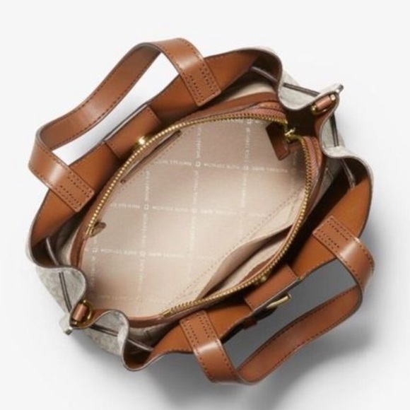 MICHAEL MICHAEL KORS Vanilla
Emilia Small Satchel Crossbody Bag Vanilla - Picture 4 of 14